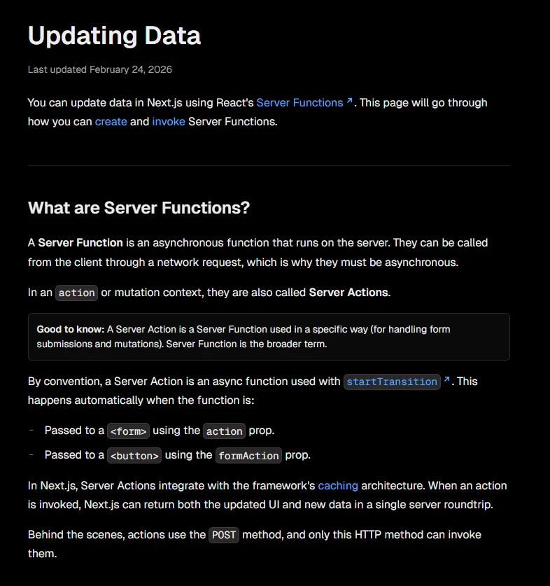 Screenshot Next.js docs: Updating Data via Server Functions (Server Actions), startTransition automatico per action/formAction, integrazione caching e POST-only